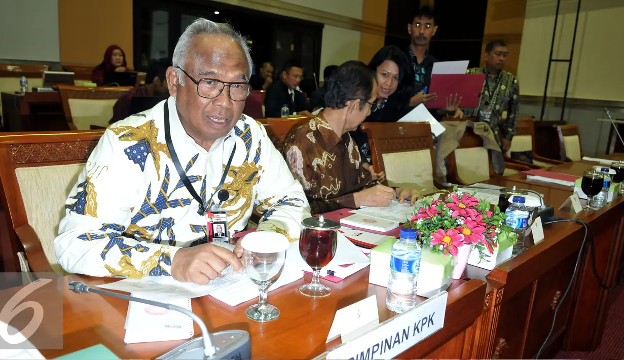 Plt Ketua KPK Taufiequrrahman Ruki mengikuti rapat dengar pendapat dengan Komisi III DPR di Kompleks Parlemen, Senayan, Jakarta, Kamis (19/11). Rapat membahas tentang masukan dari KPK mengenai revisi KUHP. (Liputan6.com/Johan Tallo)