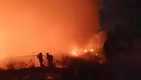 TPS Waringinkurung Terbakar Sejak Kemarin, Api Masih Mengintai