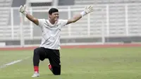 Kiper Timnas Indonesia, Muhammad Riyandi, saat sesi latihan di Stadion Madya, Jakarta, Selasa, (18/2/2020). Untuk meningkatkan performa kiper, Shin Tae-yong menambah porsi waktu latihan. (Bola.com/M Iqbal Ichsan)