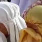 Siswa di beberapa daerah tak kuasa menangis meminta doa dan restu para orangtua wali.