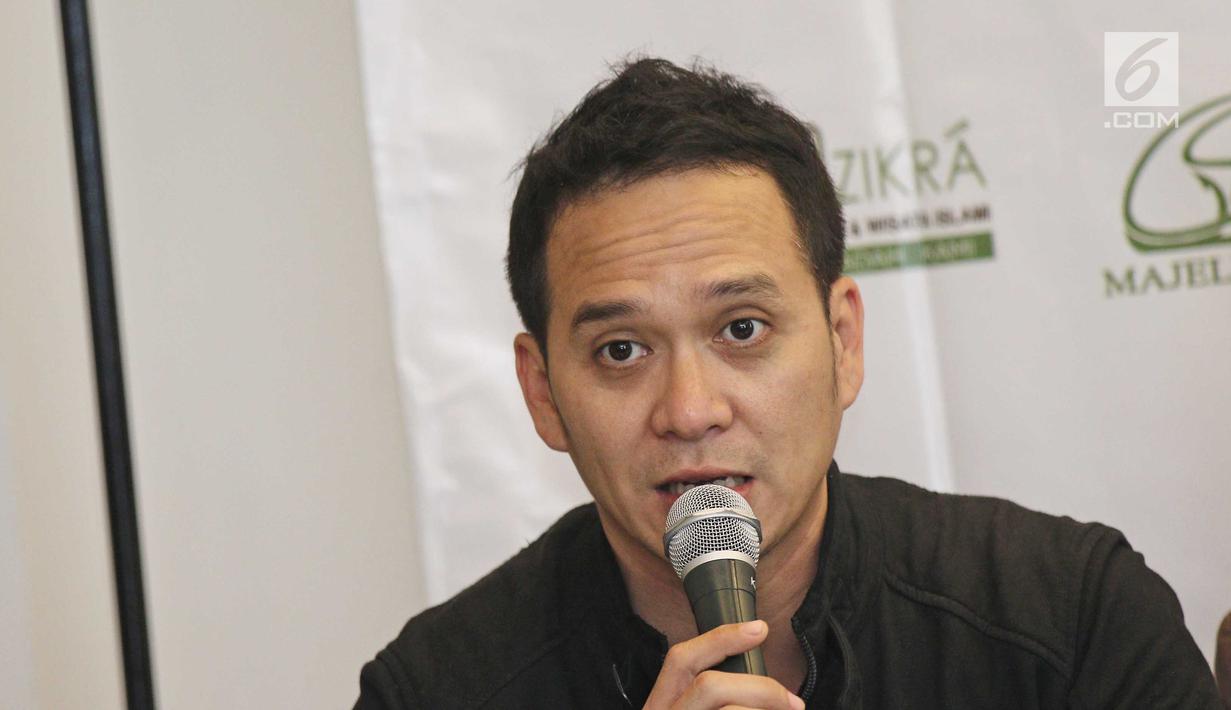 Aktor Fadli Ahmad memberi keterangan saat penggalangan dana untuk Rohingya di kawasan Dharmawangsa, Jakarta, Senin (18/09). (Liputan6.com/Herman Zakharia)