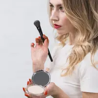 Makeup yang awet seharian menjadi impian banyak perempuan, hal ini bisa diwujudkan dengan teknik yang tepat. (Foto: Foto: Freepik/freepik)