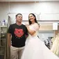 Vicky Prasetyo dan Kalina Ocktaranny fitting baju pengantin (Sumber: KapanLagi.com®/Bayu Herdianto)