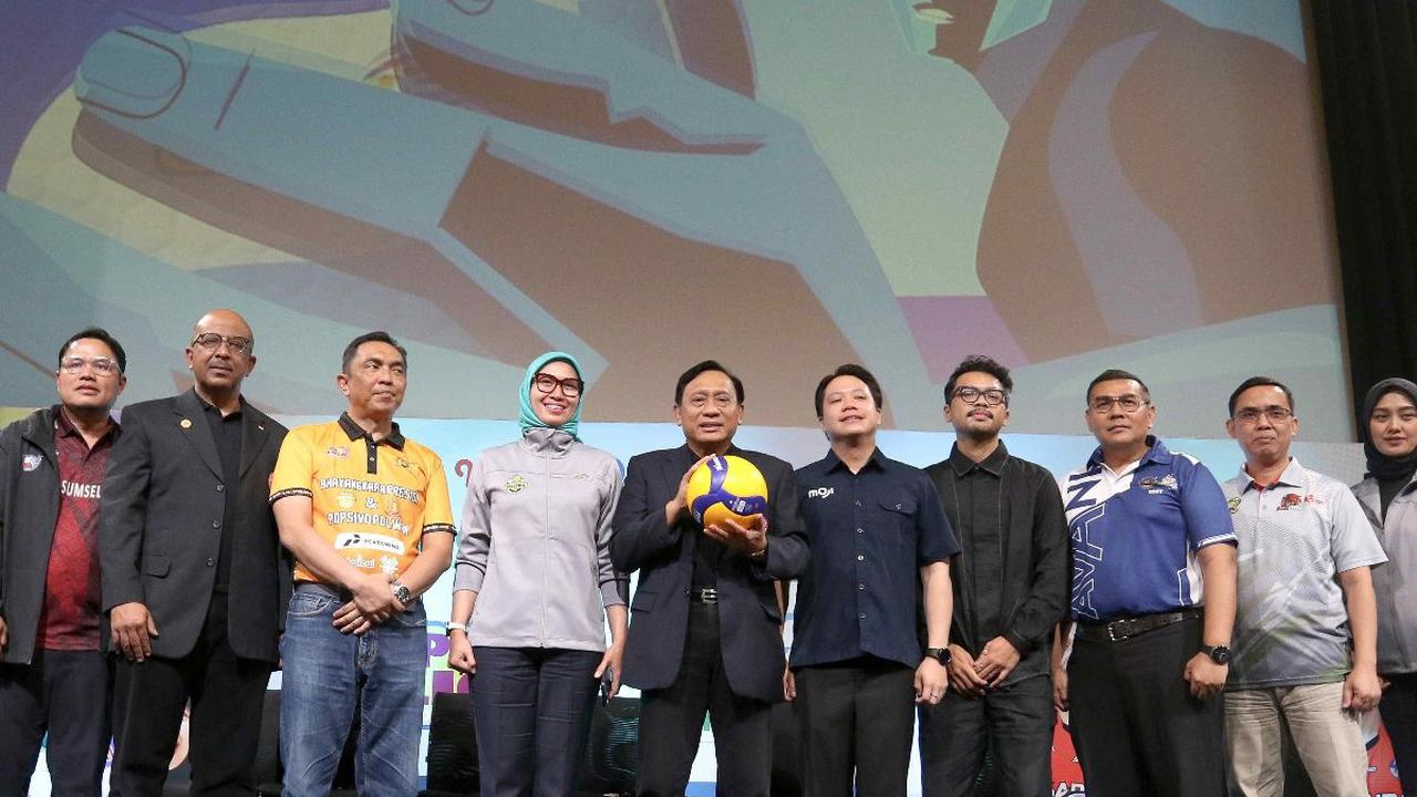 Ketum Persatuan Bola Voli Seluruh Indonesia (PP PBVSI) Imam Sudjarwo (tengah) dan Direktur Moji David Setiawan (empat kanan) berfoto bersama seusai konferensi pers di SCTV Tower, Jakarta, Rabu (17/7/2024).&nbsp;Elang Mahkota Teknologi (EMTEK Group) akan m