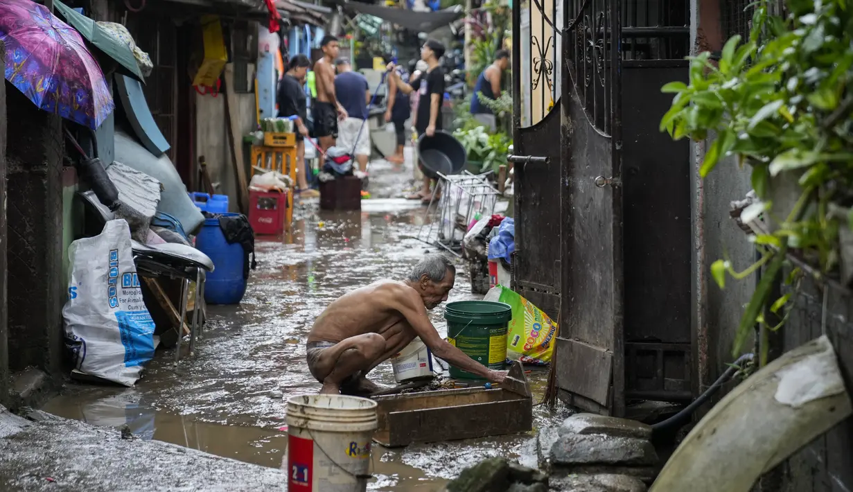 Menurut Kantor Komunikasi Kepresidenan, kantor-kantor pemerintah dan sekolah-sekolah telah diliburkan di Manila sementara dampak badai masih terus menghantam wilayah tersebut. (AP Photo/Aaron Favila)