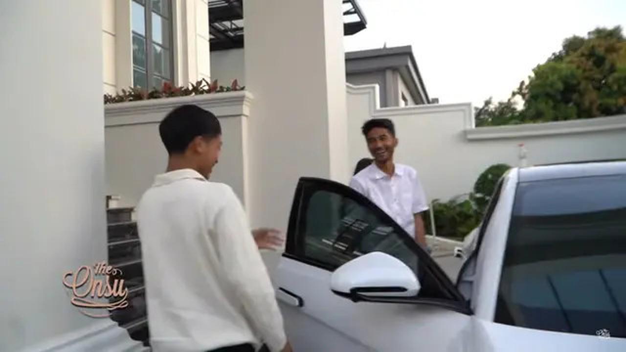 7 Potret Ruben Onsu Belikan Betrand Peto Mobil Mewah, Modal Berangkat Kuliah