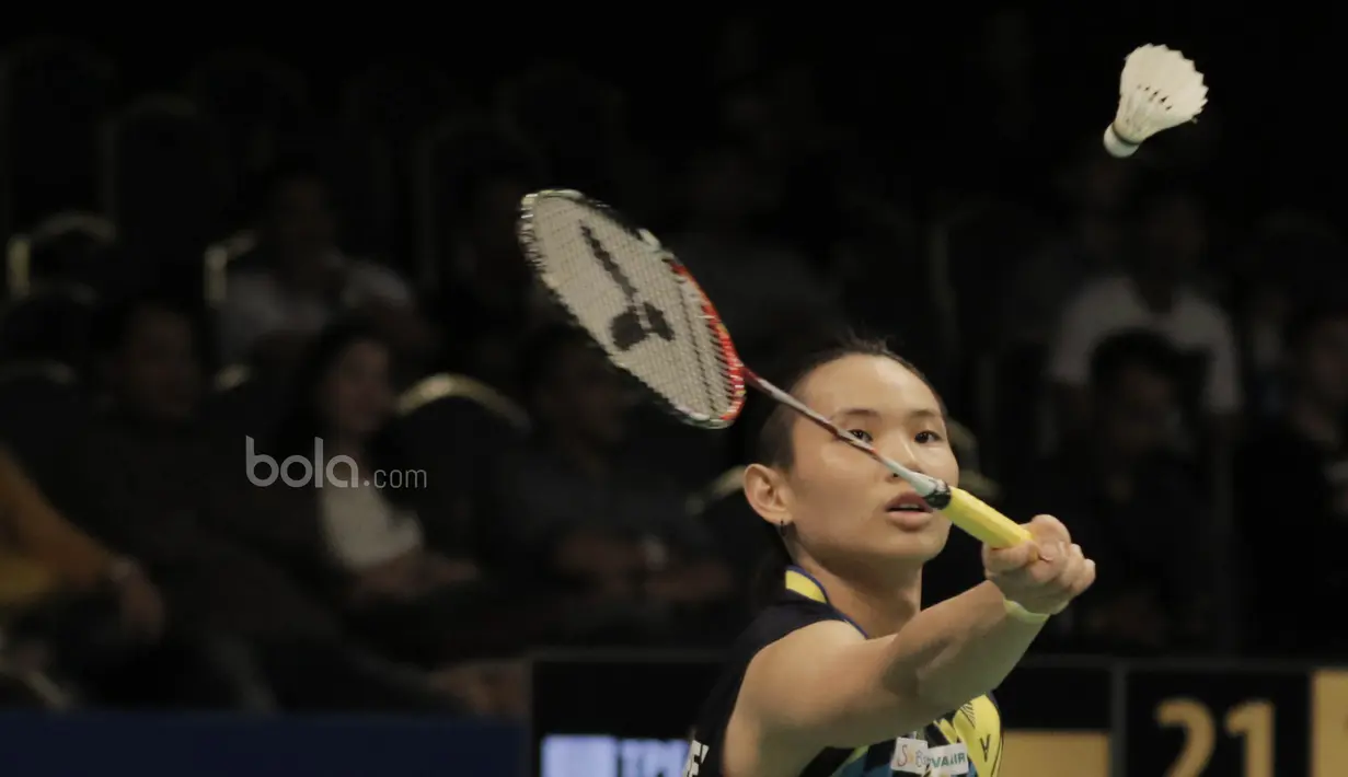Tunggal putri China Taipei, Tai Tzu Ying, mengalahkan tunggal putri Indonesia, Gregoria Mariska Tunjung pada laga Indonesia Open 2017 di JCC, Kamis, (15/6/2017). Gregoria kalah 13-21 dan 16-21. (Bola.com/M Iqbal Ichsan)