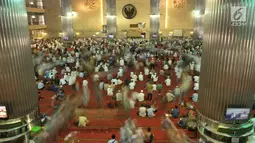 Sejumlah umat muslim memadati Masjid Istiqlal, Jakarta Pusat, untuk menunaikan salat Jumat, Jumat (23/6). Umat muslim memadati masjid Istiqlal menunaikan salat Jumat terakhir pada bulan Ramadan 1438 H. (Liputan6.com/Helmi Afandi)
