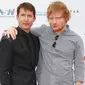 Untuk kaum Hawa diharapkan menyingkir! James Blunt dan Ed Sheeran resmi bertunangan. Benarkah itu?