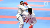 Karateka Indonesia, Sandy Firmansyah (kanan) saat melawan Ahmed Y (Mesir) di babak eliminasi Kumite 84kg+ Kejuaraan Karate Internasional WKF Series A 2022 di Istora Gelora Bung Karno, Jakarta, Jumat (18/11/2022). 65 negara mengikuti Kejuaraan Karate Internasional WKF Series A 2022 dengan total 670 atlet. (Liputan6.com/Helmi Fithriansyah)