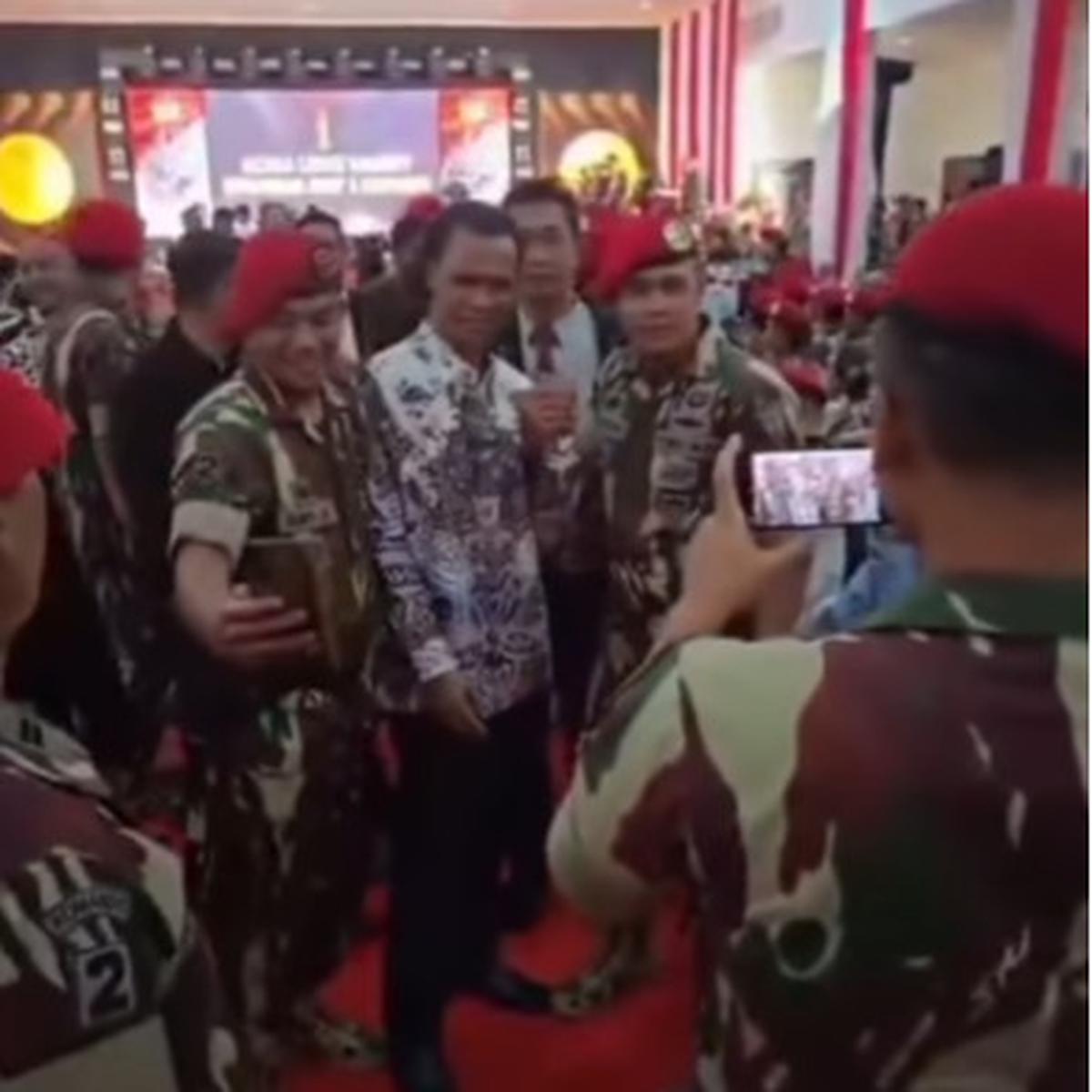 Penjelasan Lengkap Danjen Kopassus Sampai Minta Maaf Prajuritnya Foto-Foto Sama Hercules