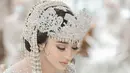 Saat menikah dengan Ali Syakieb pada 1 November 2021 lalu, Margin Wieheerm pakai baju adat Sunda untuk acara akad. Siger Sunda sebagai riasan di kepalanya, kian pancarkan pesona Margin Wieheerm di hari bahagianya. Polesan makeup berpadu selaras dengan baju adat Sunda berwarna putih yang dikenakannya. (Liputan6.com/IG/@marginw)