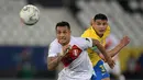 Pemain Peru,  Yoshimar Yotun (kiri) dan pemain Brasil Thiago Silva berebut bola selama pertandingan semifinal Copa America di stadion Nilton Santos di Rio de Janeiro, Brasil, Selasa (6/7/2021). Brasil menang tipis atas Peru 1-0. (AFP Photo/Carl De Souza)