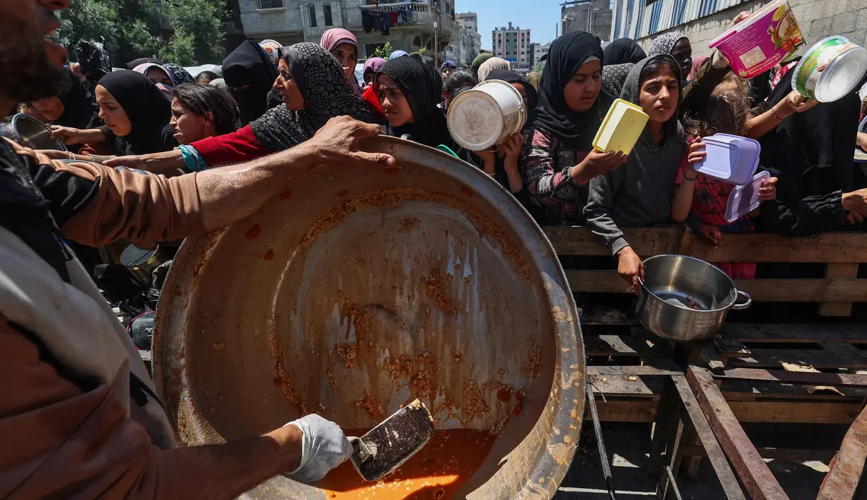 Mereka memperingatkan tidak lama lagi dapur umum yang menjadi andalan ribuan warga Palestina terpaksa berhenti beroperasi. (Eyad BABA/AFP)