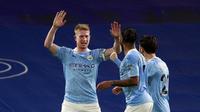 Selebrasi pemain Manchester City, Kevin De Bruyne (kiri), dan rekan-rekan setimnya setelah menjebol gawang Chelsea pada lanjutan Liga Inggris, di Stamford Bridge. (AFP/Ian Walton)
