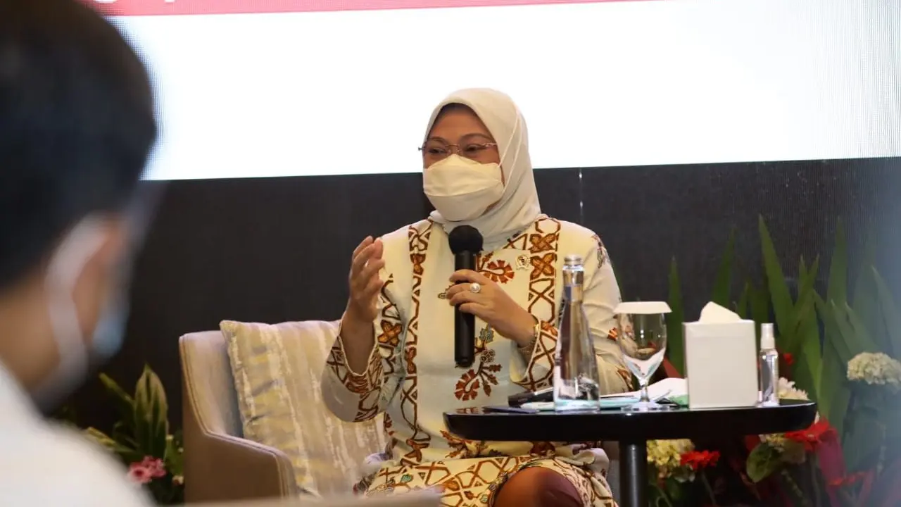 Menteri Ketenagakerjaan, Ida Fauziyah dalam acara NGOPI SUSU (Ngobrol Pintar Struktur dan Skala Upah) di Jakarta, Kamis (9/12/2021). (Dok Kemnaker)