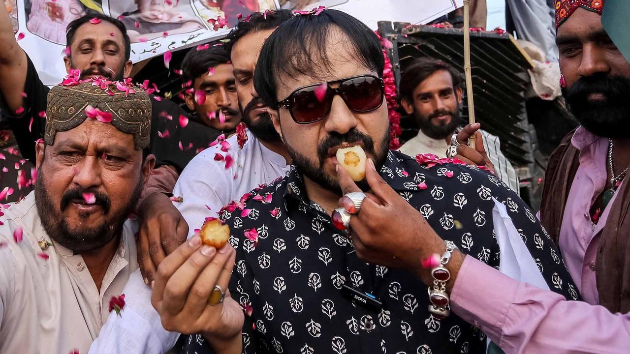 FOTO: Ekspresi Kegembiran Warga Pakistan Usai Gencatan Senajata India-Pakistan