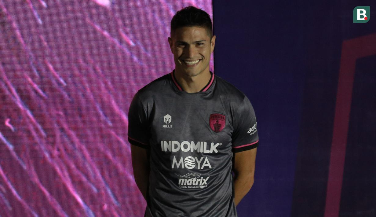 Pemain Persita Tangerang, Ramiro Fergonzi berpose mengenakan jersey ketiga baru Persita Tangerang yang akan dipakai untuk mengarungi BRI Liga 1 musim 2022/2023 dalam acara Launching Team and Jersey Persita Tangerang di The Springs Club, Gading Serpong, Tangerang, Banten pada Kamis (21/06/2022). (Bola.com/Bagaskara Lazuardi)