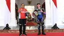 Presiden Joko Widodo berfoto dengan pembalap WithU Yamaha RNF MotoGP, Darryn Binder di Istana Merdeka, Jakarta, Rabu (16/3/2022). Para pembalap datang dengan memakai setelah baju khusus balap motor yang akan dipakai dalam Grand Prix Indonesia di Mandalika. (Lukas - Biro Pers/Setpres)