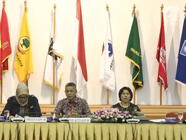 PLH Ketua KPU Wahyu Setiawan (tengah) saat mensosialisasikan fasilitas alat peraga dan jadwal kampanye 2019 bagi peserta pemilu tingkat pusat di Gedung KPU, Jakarta, Kamis (30/8). (Liputan6.com/Herman Zakharia)