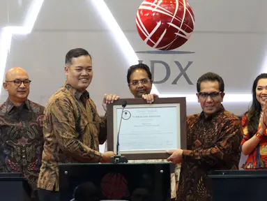 Dirut PT Danareksa Investment Management Marsangap P. Tamba (kiri) foto bersama dengan Direktur Bursa Efek Indonesia Samsul Hidayat saat peluncuran Danareksa ETF Indonesia Top 40 di BEI, Jakarta, Selasa (24/4). (Liputan6.com/Angga Yuniar)