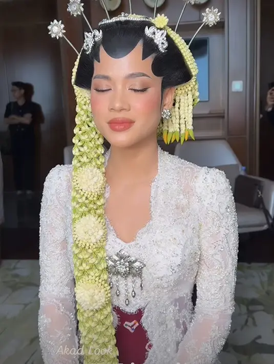 Ica tampil berseri dengan makeup mata cokelat gold, arsiran alis pendek natural dan blush peach [@rhay_david]