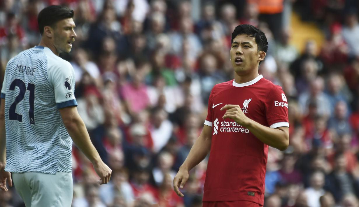 Pemain Liverpool, Wataru Endo saat laga pekan kedua Liga Inggris 2023/2024 melawan Bournemouth di Anfield, Liverpool, Sabtu (20/08/2023) malam WIB. (AP Photo/Rui Vieira)