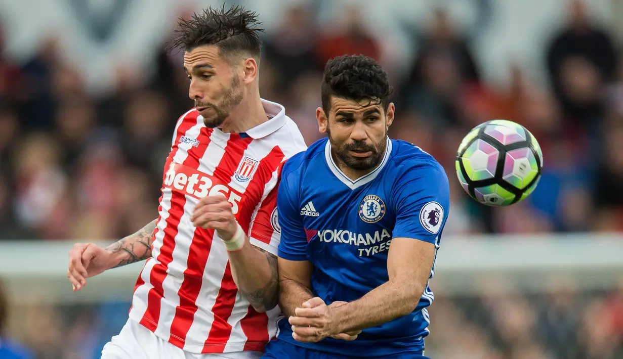 Gelandang Stoke City, Geoff Cameron, berebut bola dengan striker Chelsea, Diego Costa. Bermain di kandang lawan, skuat London Biru tampil dominan dengan penguasaan bola mencapai 65 persen, berbanding 35 persen milik Stoke City. (EPA/Peter Powell).