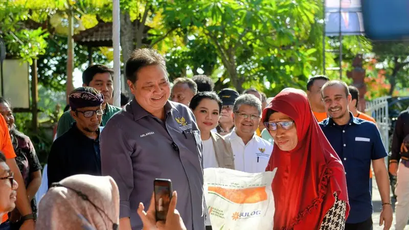 Menteri Koordinator Bidang Perekonomian Airlangga Hartarto hadir memastikan ketepatan sasaran penyaluran bantuan pangan di Kelurahan Serangan, Kota Denpasar, Provinsi Bali, Sabtu (13/1/2024). (Dok Kemenko Perekonomian)