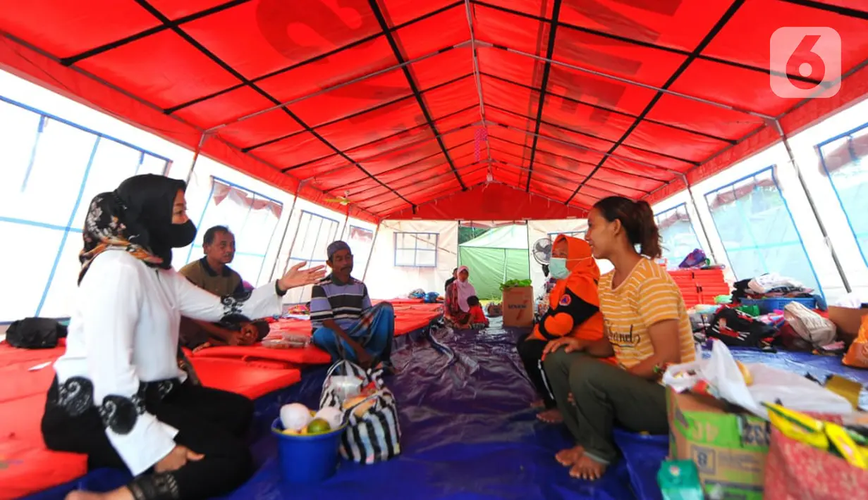 Kepala Kantor Wilayah III PT Bank Tabungan Negara (Persero) Tbk Iriska Dewayani (kiri) berdialog dengan warga terdampak Erupsi Semeru di tenda pengungsian Kabupaten Lumajang, Jawa Timur pada Senin (13/12/2021). (Liputan6.com/HO/BTN)
