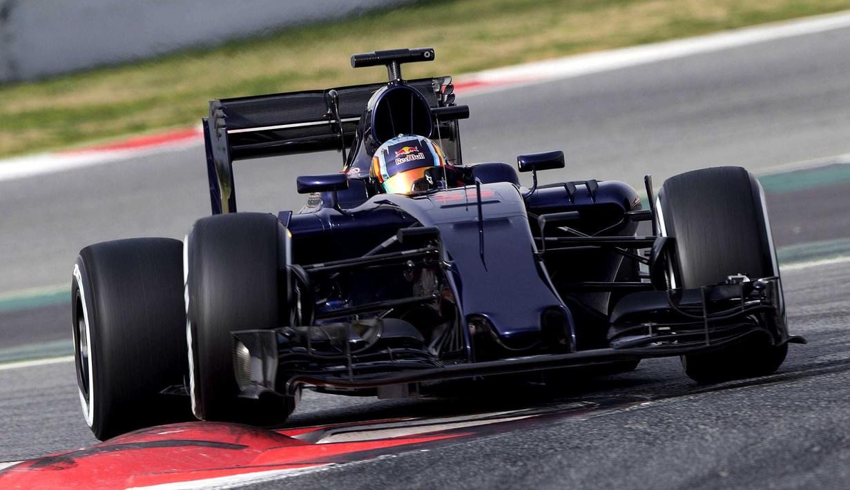 Carlos Sainz, pebalap Toro Rosso F1 team, ada pada urutan ke-7 dengan catatan waktu 1m27.180s pada test pre-season di  Sirkuit Catalunya, Montmelo, Barcelona, Senin (22/2/2016) malam WIB.  (EPA/Alejandro Garcia)