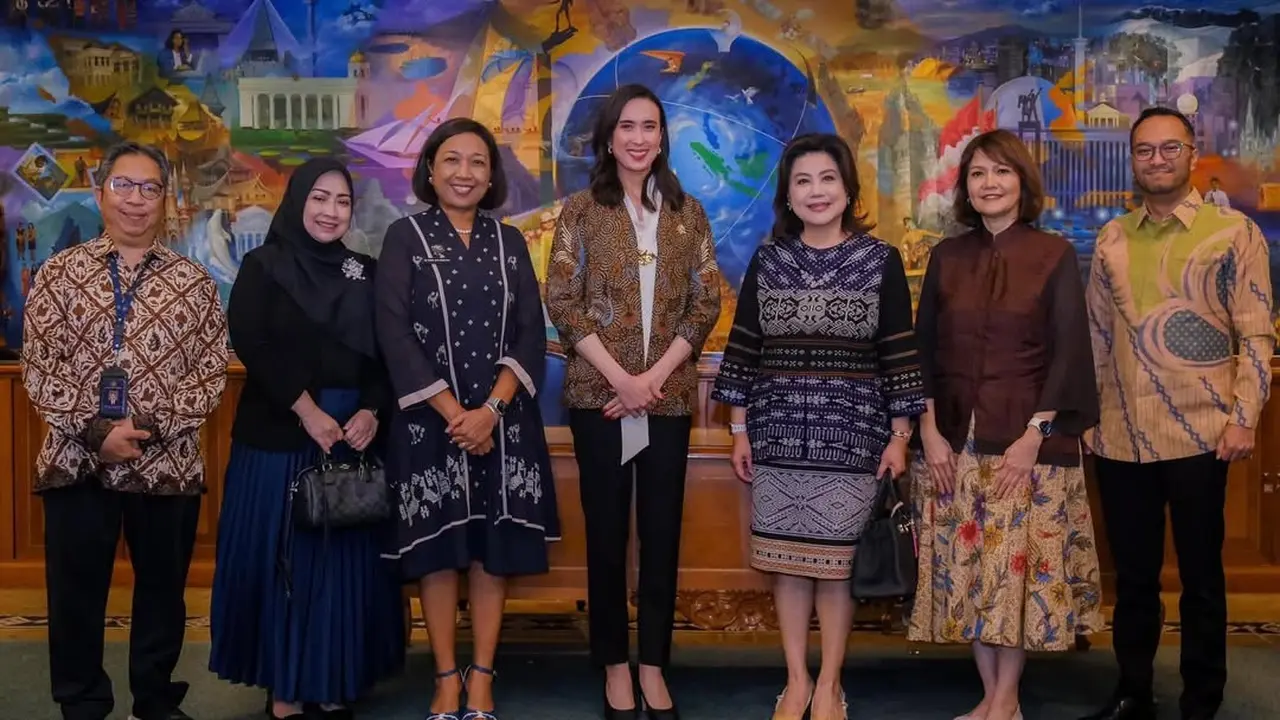 Model Baju Batik Kerja ala Widiyanti Putri Wardhana