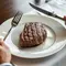 Cara Makan Steak Pisau Sebelah Mana? Ini Posisi Pisau dan Garpu yang Benar