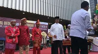 Gubernur DKI Anies Baswedan menyerahkan hadiah kepada pemenang Festival Bedug Lebaran