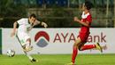 Gelandang Timnas Indonesia U-19, Egy Maulana Vikri (kiri)  dua kali membobol gawang Filipina U-19 pada laga Piala AFF U-18 di Stadion Thuwunna, Myanmar, Kamis (7/9/2017). Egy Maulana menjadi topskorer sementara dengan 4 gol. (Liputan6.com/Yoppy Renato)