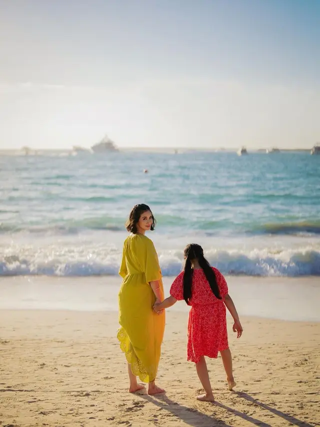 7 Potret Liburan Vino G Bastian dan Marsha Timothy di Dubai, Seru Main di Pantai
