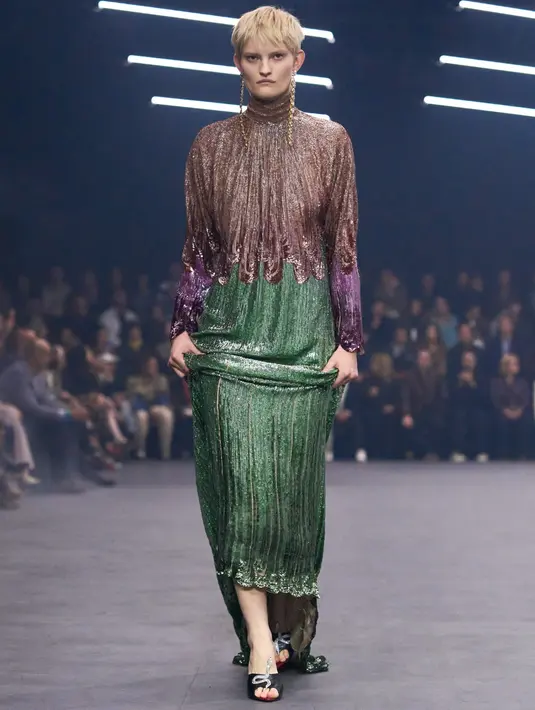 Empat puluh tahun kemudian, Alessandro Michele menerjemahkan metafora itu menjadi bahasa mode, menciptakan busana yang menjadi “kilau kecil dalam malam panjang”, sebuah simbol perlawanan terhadap keseragaman dan kegelapan modern. [Dok/Valentino].