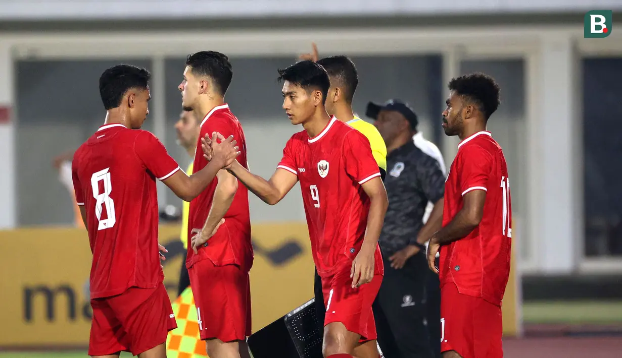 Pemain Timnas Indonesia, Malik Risaldi menggantikan Marselino Ferdinan pada laga uji coba melawan Tanzania di Stadion Madya, Senayan, Jakarta, Minggu (02/06/2024). (Bola.com/Abdul Aziz)