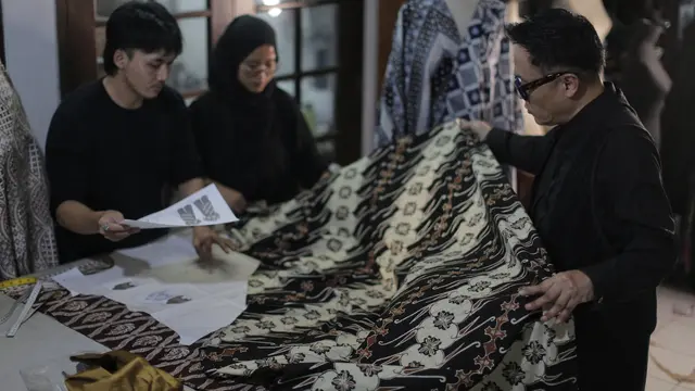 From The East, Berwastra dengan City Look Rancangan Deden Siswanto di Parade Wastra Nusantara 2025