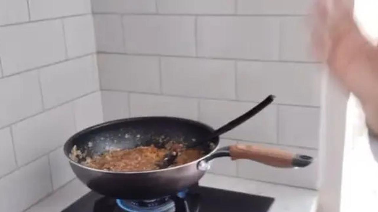 7 Potret Dapur Rumah Venna Melinda, Minimalis dan Elegan