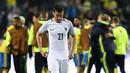 Bek Prancis, Laurent Koscielny, tampak kecewa usai dikalahkan Swedia pada laga kualifikasi Piala Dunia 2018 di Stadion Friends Arena, Solna, Jumat (9/6/2017). Swedia menang 2-1 atas Prancis. (AFP/Jonathan Nackstrand)