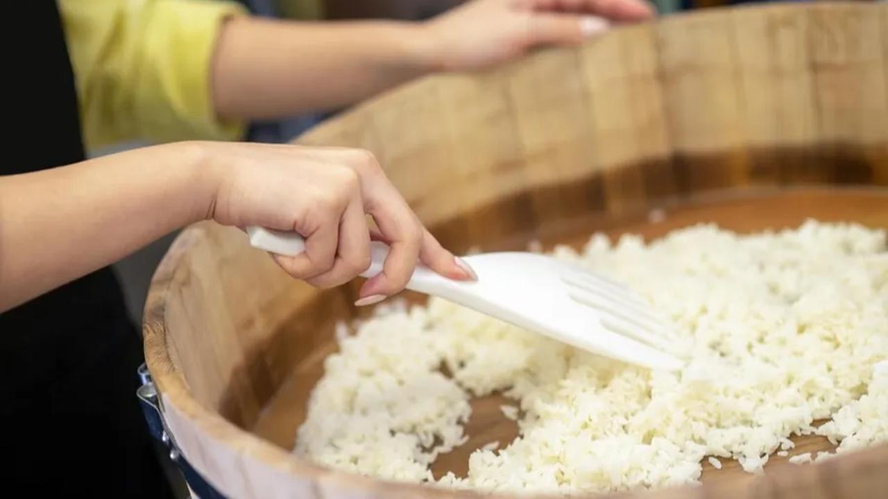 1. Kemas nasi segera: Tutup wadah dengan rapat agar dapat menahan uap dan kelembapan nasi.<br>