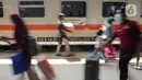 <p>Pemudik membawa barang bawaan mereka menuju kereta api tujuan di Stasiun Pasar Senen, Jakarta, Selasa (26/4/2022). Sepekan menjelang Lebaran, lonjakan jumlah penumpang kereta api sudah mulai terlihat pada Selasa siang ini, dan diperkirakan akan terus bertambah hingga 30 April atau H-2 Idul Fitri. (Liputan6.com/Faizal Fanani)</p>