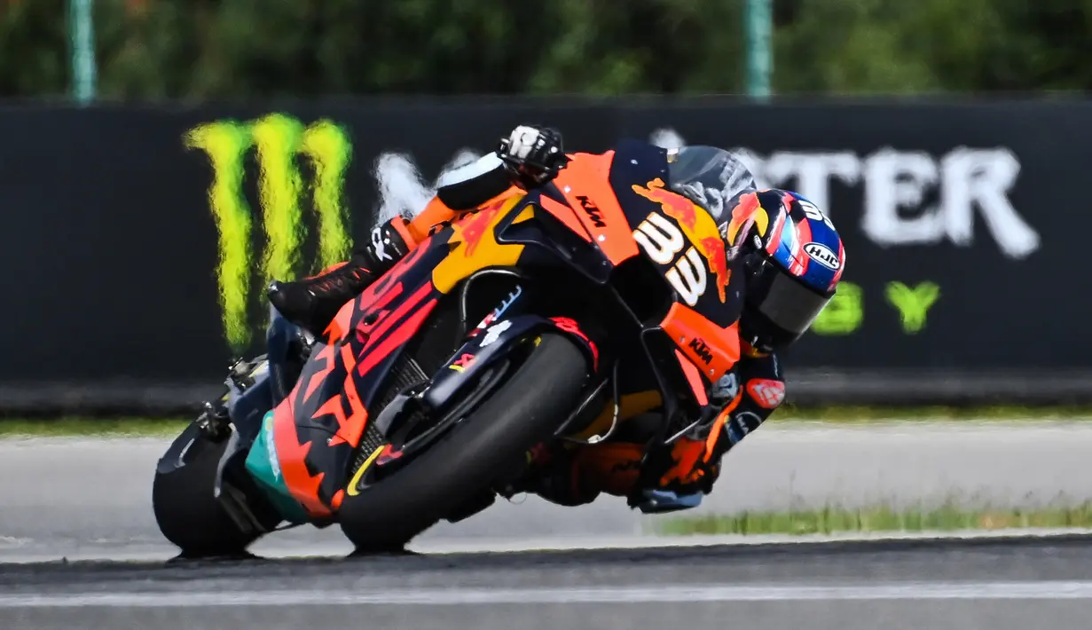 Pembalap KTM asal Afrika Selatan Brad Binder (depan) beraksi dalam MotoGP Ceko di Sirkuit Masaryk, Brno, Republik Ceko, Minggu (9/8/2020). Brad Binder berhasil menjadi juara setelah menjadi yang tercepat di balapan yang digelar sebanyak 21 lap. (Joe Klamar/AFP)
