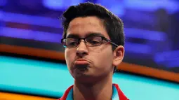 Varad Mulay (13), peserta dari Michigan, bereaksi setelah mengeja dalam bahasa Inggris pada acara 90th Scripps National Spelling Bee di Oxon Hill, Maryland, Kamis (1/6). (AP Photo/Alex Brandon)