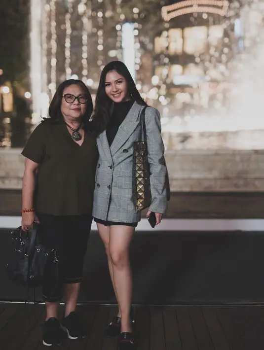 Ketika liburan bareng, ibu dan anak ini juga selalu tampil kompak.   [Foto: IG/jscmila/janemagdalenabaker].