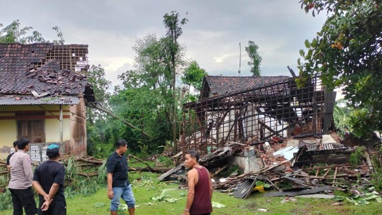 59 Rumah Warga Rusak Akibat Angin Kencang Tulungagung, BPBD Beri Bantuan Darurat