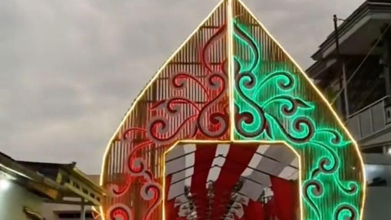 Tak monoton, selanjutnya ada gapura berbentuk gunungan wayang yang dibuat motif batik dengan lampu warna warni.