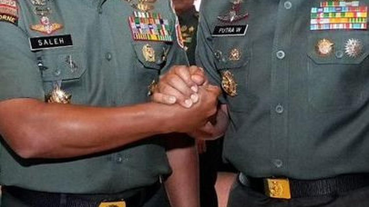 Salah satu Pati TNI yang naik pangkat adalah Pangkostrad Muhammad Saleh Mustafa. <br>