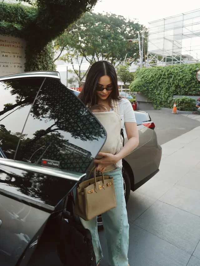 Alyssa Daguise Momong Baby Soleil dengan Gaya Kasual, Hermes Birkin Rp522 Juta Jadi Sorotan